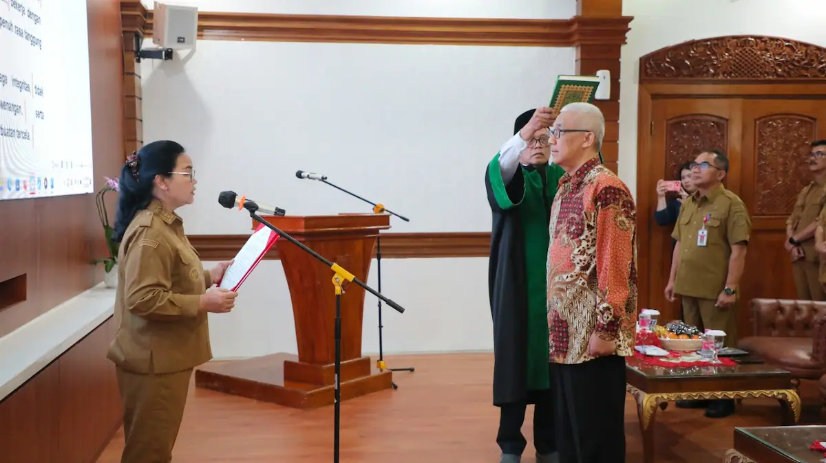 Wali Kota Semarang Agustina Wilujeng saat melantik Direktur PT Taman Satwa Semarang di Balai Kota