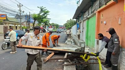 Baru Direvitalisasi, Saluran Air Jalan Gajah Raya Kembali Diserobot PKL: Satpol PP Bongkar Paksa