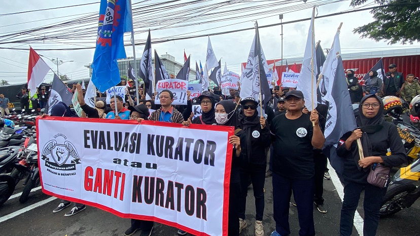 Massa aksi ratusan eks pekerja Sritex saat berunjuk rasa di depan gedung Pengadilan Negeri Semarang