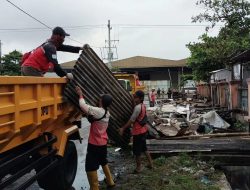Satpol PP Bongkar 15 Lapak PKL Pasar Rejomulyo yang Tutup Saluran Air