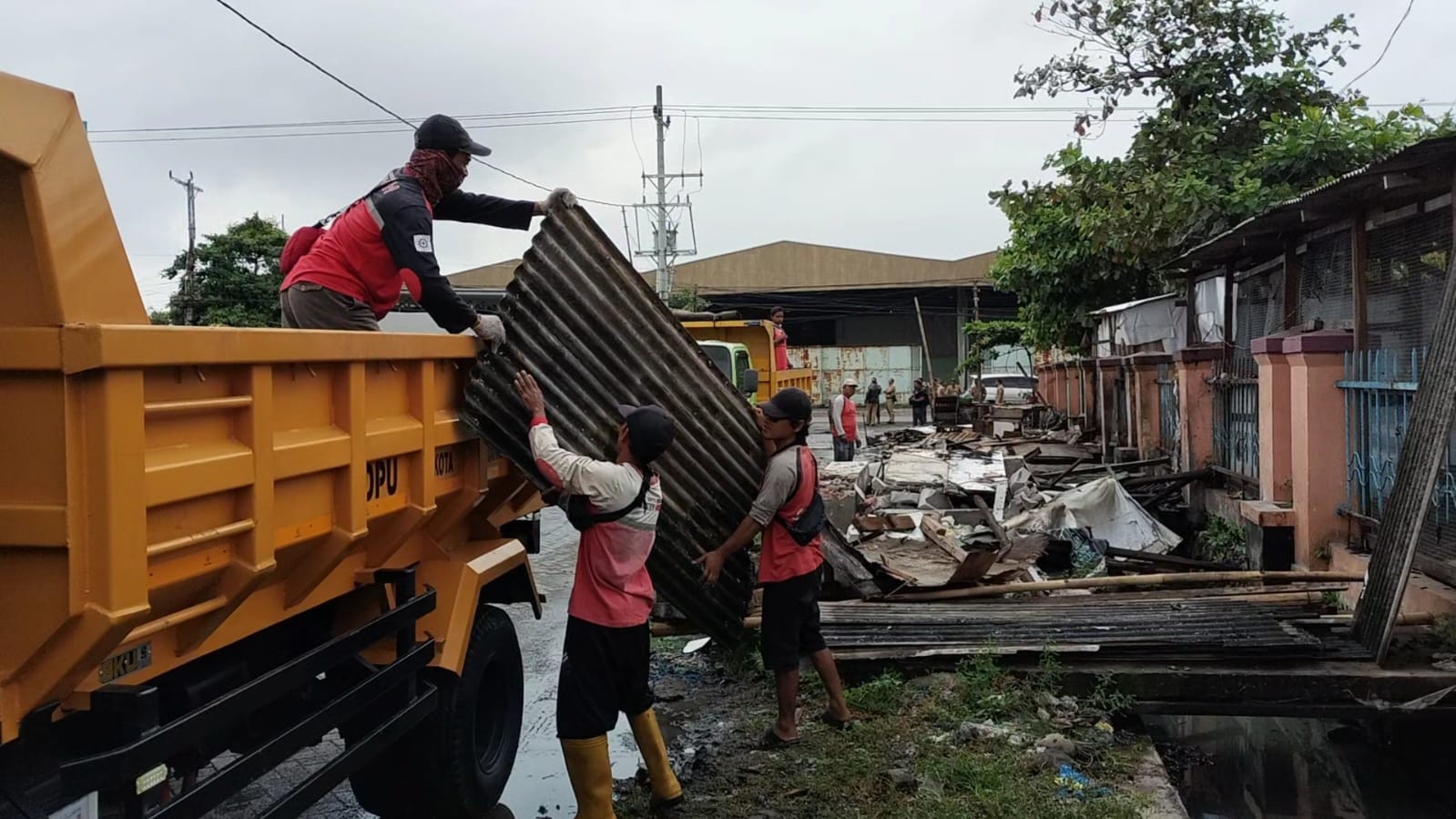 Petugas Satpol PP Kota Semarang saat membongkar lapak PKL yang berdiri di atas saluran air kawasan Pasar Rejomulyo.