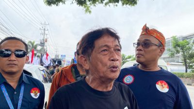 Eks karyawan Sritex yang didominasi lansia menggelar aksi unjuk rasa menuntut pesangon di depan PN Semarang