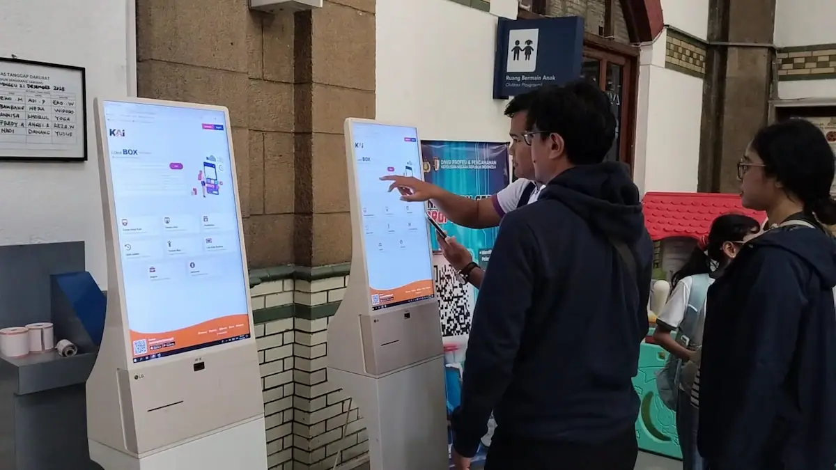 Penumpang saat mencetak tiket di Stasiun Semarang Tawang