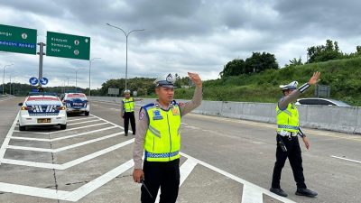 Kanit Gakkum Polres Kendal Ipda Heru Andriantoro saat mengatur arus lalu lintas di tol Batang-Semarang