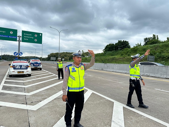 Kanit Gakkum Polres Kendal Ipda Heru Andriantoro saat mengatur arus lalu lintas di tol Batang-Semarang