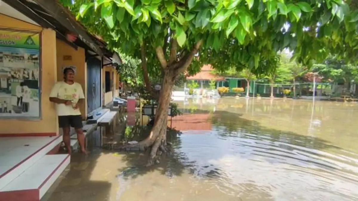 Genangan air masih merendam halaman SD Pegulon 2 Kendal