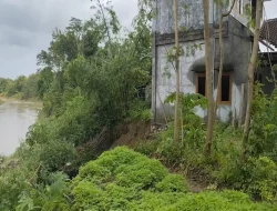 Longsor Kali Bodri Kendal Meluas, Rumah Warga Pegandon ‘Menggantung’ 5 Meter