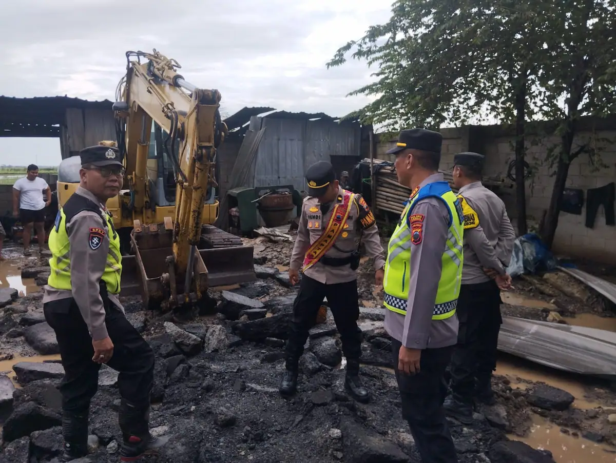 Kondisi gudang rental alat berat di Brangsong Kendal pasca kebakaran