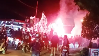 Meriah! Ribuan Suporter Jemput Rombongan Persik Kendal di Exit Tol Kaliwungu Usai Pastikan Tiket 8 Besar