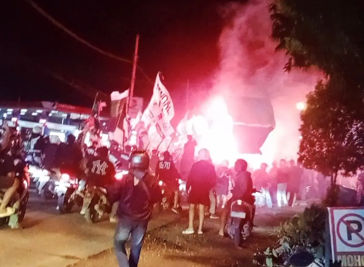 Ribuan suporter Persik Kendal melakukan konvoi dan menyalakan flare saat menjemput pemain di Exit Tol Kaliwungu usai lolos 8 besar Liga 4.