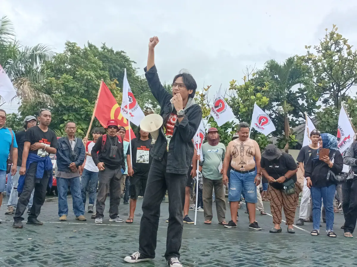 Massa Aliansi Masyarakat Pati Bersatu (AMPB) saat menggelar aksi dukungan untuk Botok Cs di depan PN Pati.