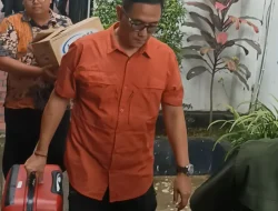 4 Jam Geledah Kantor Bupati Pati, KPK Keluar Bawa Koper dan Kardus Misterius