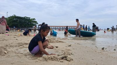 Libur Tahun Baru, Ribuan Wisatawan Padati Pantai Bandengan Jepara