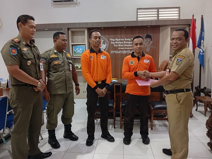 Ketua Kwarcab Jepara Ratib Zaini saat melepas dua relawan Pramuka Peduli yang akan bertugas dalam misi kemanusiaan ke Aceh dan Sumatera