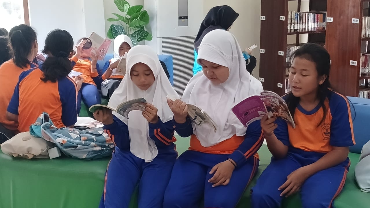 Siswa SD N 2 Krapyak sedang membaca buku bersama di Perpusda Jepara untuk meningkatkan minat baca siswa