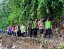 Tinjau Longsor Desa Tempur Jepara, Ahmad Luthfi Serahkan Bantuan Rp 260 Juta