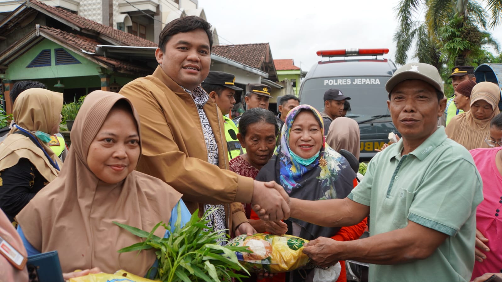 Penyerahan simbolis bantuan beras 1 ton dari Direktur Bulog kepada Wakil Bupati Jepara di dapur umum banjir.