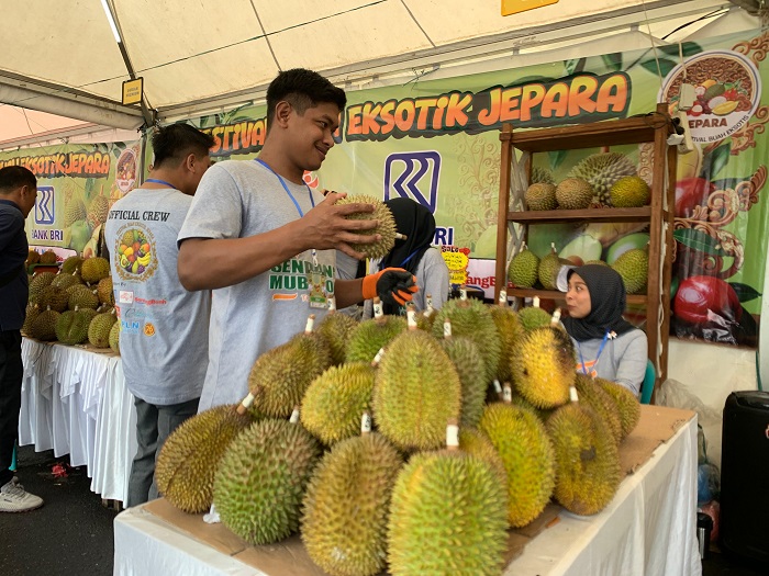 Suasana stan pameran yang dipenuhi buah lokal dalam Festival Buah Eksotik Jepara 2026 di Alun-Alun