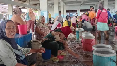 Gelombang 4 Meter Hantam Jepara, Harga Ikan di TPI Ujungbatu Naik 50 Persen