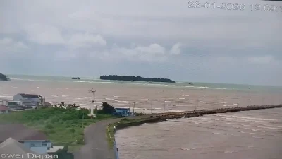 Ilustrasi kapal tongkang berlindung di perairan Pulau Panjang Jepara saat cuaca buruk.