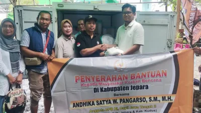 Anggota DPR RI Andhika Satya menyerahkan bantuan sembako kepada warga terdampak banjir di Jepara.