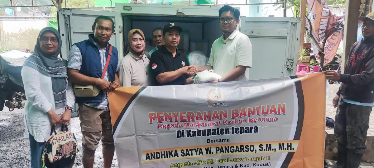 Anggota DPR RI Andhika Satya menyerahkan bantuan sembako kepada warga terdampak banjir di Jepara.