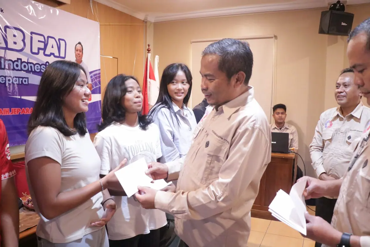 Penyerahan tali asih kepada atlet renang Jepara yang lolos Porprov Jateng 2026 oleh Ketua FAI dan Sekda Jepara di Hotel Syailendra.