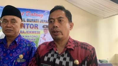 Camat Mayong, Muh Taufik saat mengikuti program ‘Bupati Ngantor Desa’ di Balaidesa Rajekwesi, Kecamatan Mayong