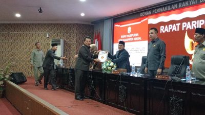 Fraksi-fraksi di DPRD Kendal menyerahkan berkas pandangan umumnya terhadap rencana perubahan Perda Nomor 14 Tahun 2023 tentang Pajak Daerah dan Retribusi Daerah