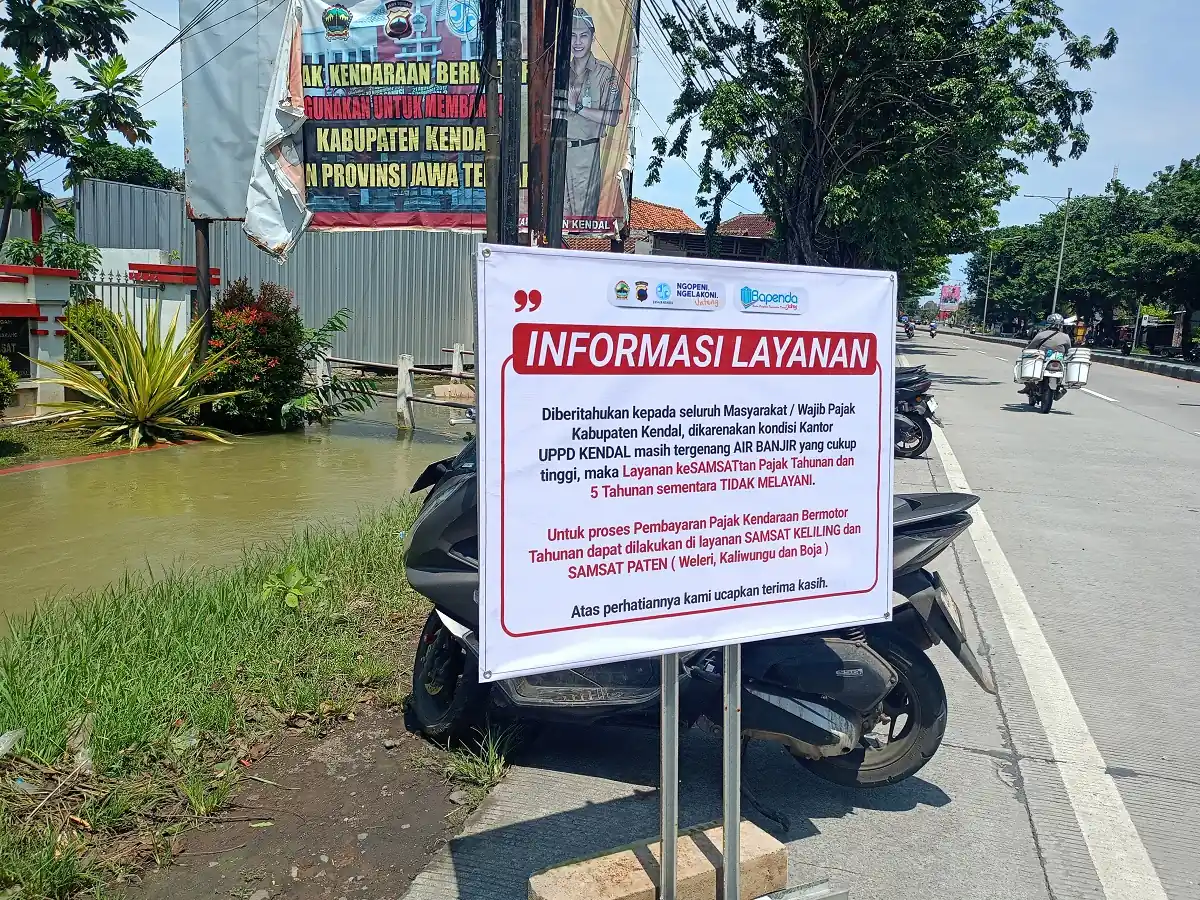 Informasi layanan di kantor UPPD Samsat Kendal karena masih tergenang banjir