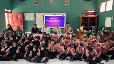 Siswa SDN 1 Rahtawu mengikuti simulasi evakuasi dalam pelatihan SPAB di Kudus.