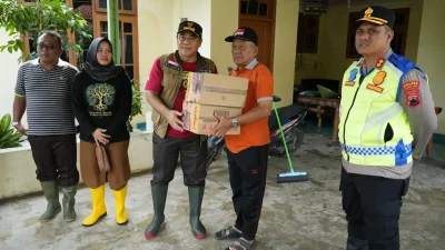 Wakil Bupati Pemalang Nurkholes saat memberikan bantuan kepada korban banjir