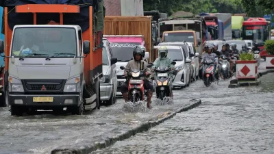 Sejumlah kendaraan melintasi genangan saat banjir di jalur Pantura Kota Kendal, Jawa Tengah