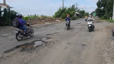 Akses ke Pantai Ngebum Penuh Lubang Jumbo, Pengendara Sering Terjatuh