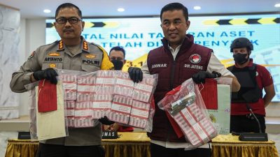 Direktur Reserse Narkoba Polda Jateng menunjukkan barang bukti aset sitaan kasus TPPU Narkoba senilai Rp 3,16 miliar