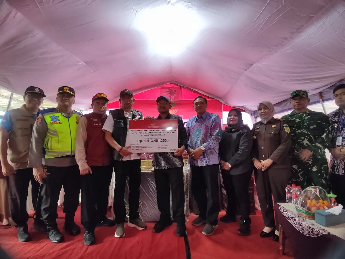 Wamensos RI, Agus Jabo Priyono saat menyerahkan bantuan kepada Bupati Pemalang Anom Widiyantoro di Posko Banjir Bandang Kantor Kecamatan Pulosari