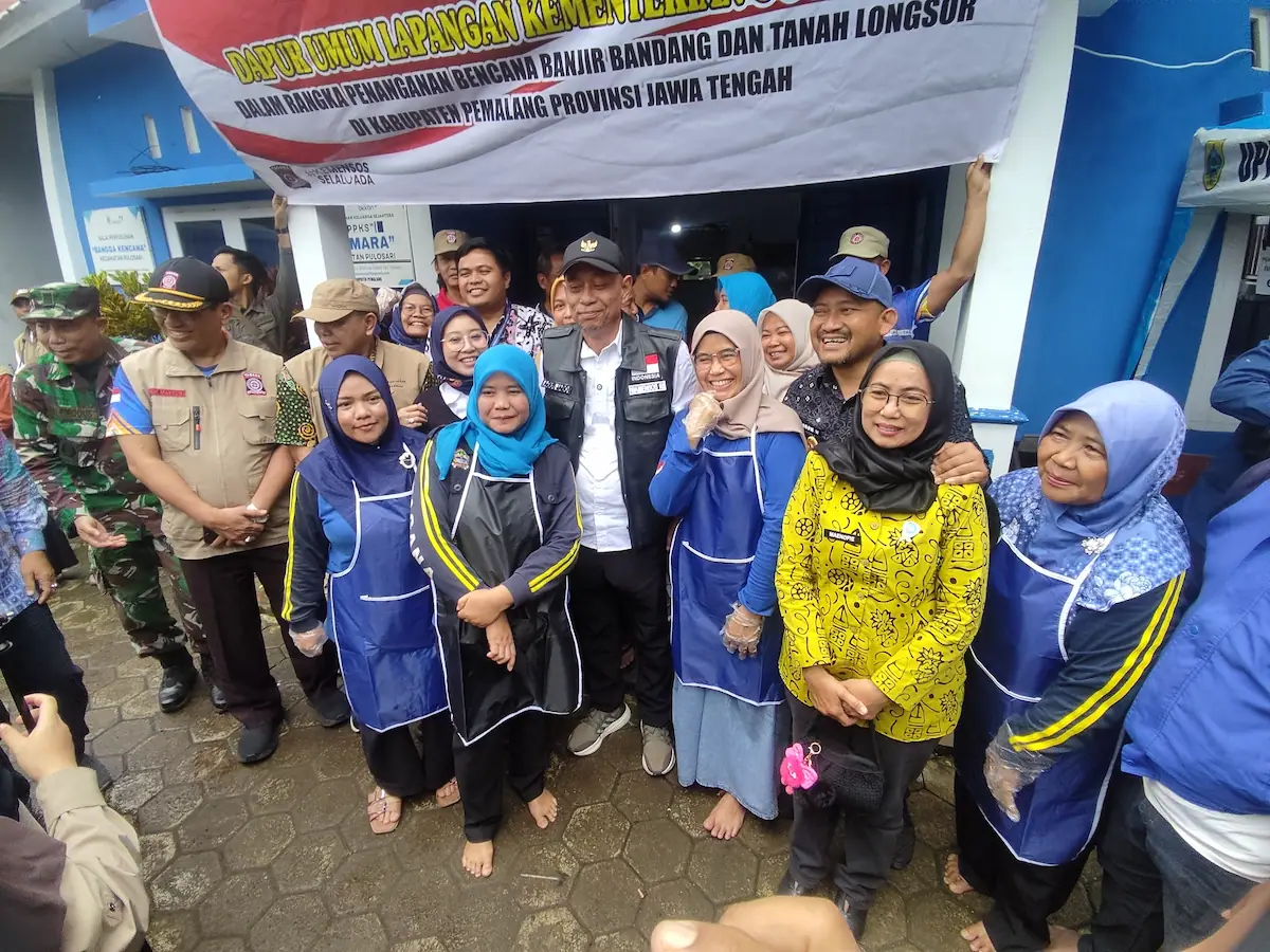 Wamensos RI, Agus Jabo Priyono saat berfoto bersama di Posko Banjir Bandang Kantor Kecamatan Pulosari