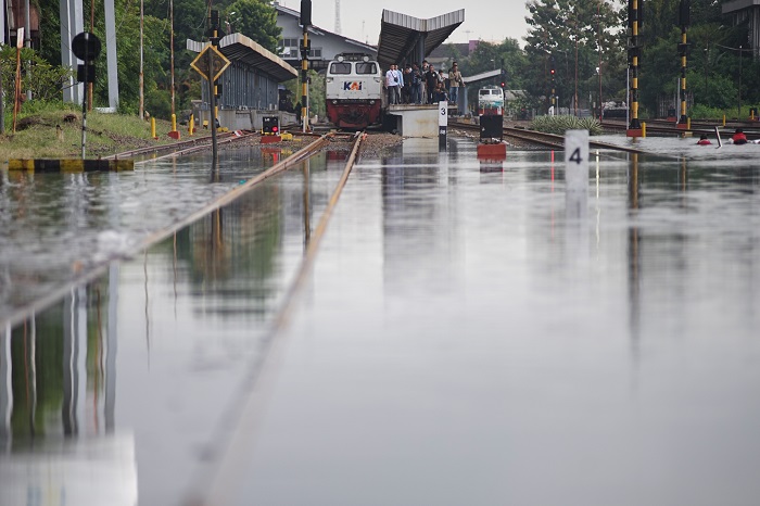 Kondisi rel kereta api di Stasiun Pekalongan yang terendam banjir setinggi 13 cm.