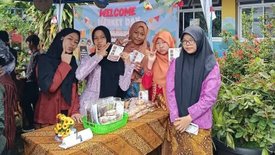 Suasana keramaian siswa SDN Gajahmungkur 04 Semarang saat melayani pembeli dalam kegiatan Market Day