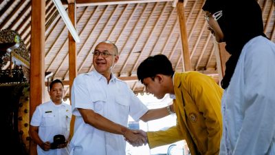 Bupati Banyumas Sadewo Tri Lastiono saat menerima mahasiswa KKN Unsoed Purwokerto
