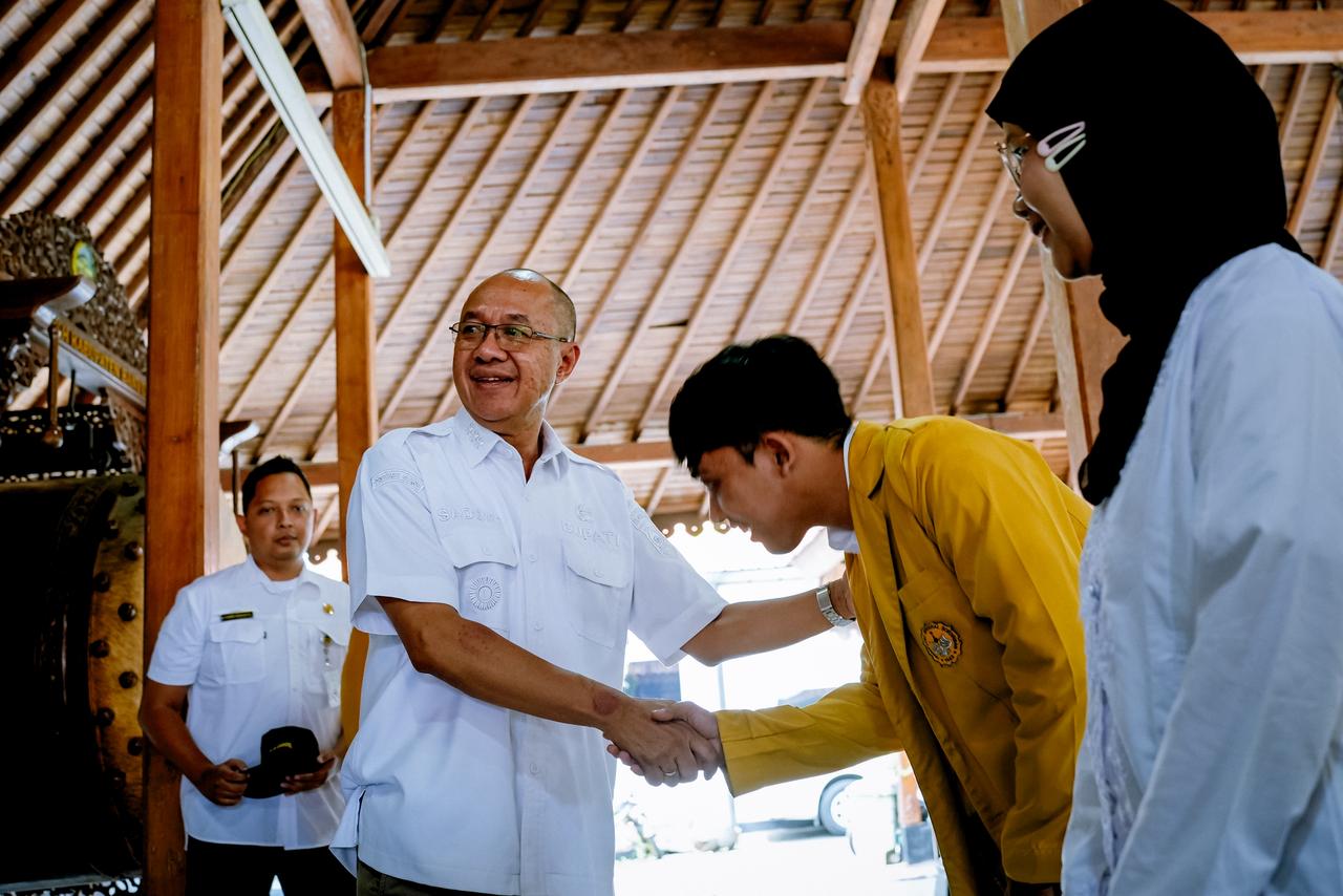 Bupati Banyumas Sadewo Tri Lastiono saat menerima mahasiswa KKN Unsoed Purwokerto