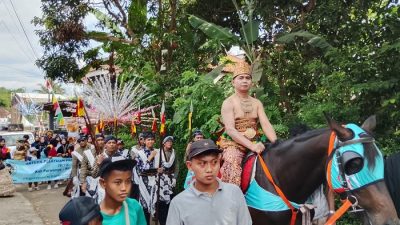 Iring-iringan warga saat mengikuti Kirab Budaya Merti Desa di Kelurahan Pangenrejo Purworejo