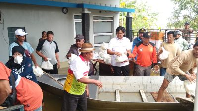Warga Desa Jetis Kapuan Kudus saat menerima bantuan sembako di tengah genangan banjir
