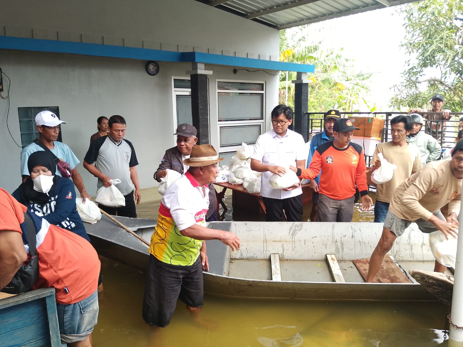 Warga Desa Jetis Kapuan Kudus saat menerima bantuan sembako di tengah genangan banjir