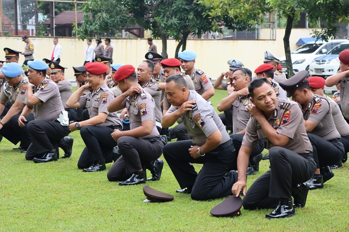 Puluhan anggota Polres Kendal menerima kenaikan pangkat