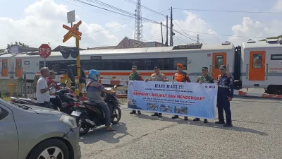 Petugas KAI Daop 4 Semarang melakukan sosialisasi keselamatan di perlintasan sebidang kepada pengendara motor