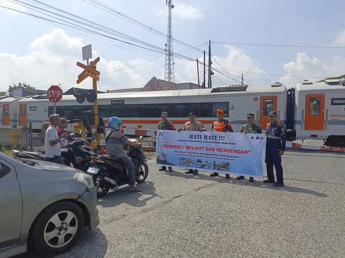 Petugas KAI Daop 4 Semarang melakukan sosialisasi keselamatan di perlintasan sebidang kepada pengendara motor
