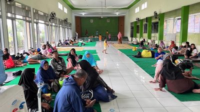Para pengungsi bencana banjir dari bebagai latar belakang yang berbeda-beda