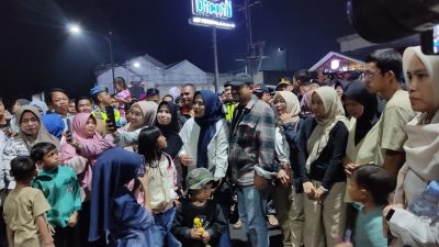 Bupati Pemalang Anom Widiyantoro saat menyapa dan berfoto dengan masyarakat di CFN Citywalk Sudirman, pada Perayaan Tahun Baru 2026