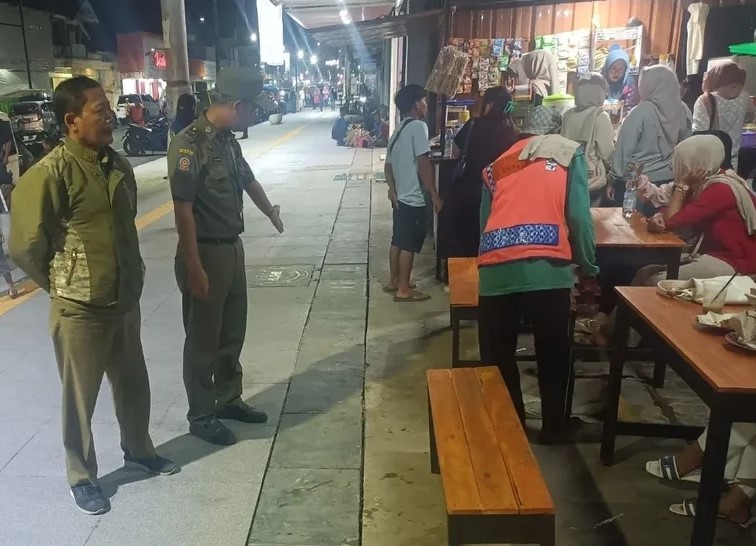 Para petugas Satpol PP Damkar Pemalang saat mendatangi para PKL untuk memberikan surat imbauan di Citywalk Sudirman, Selasa (6/1/2026) malam.